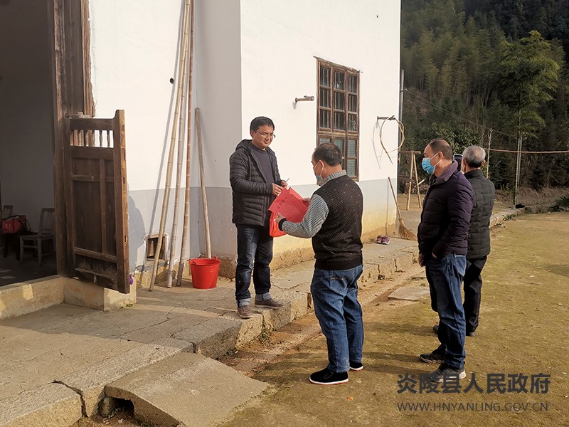 十都镇:张贴“温馨提示”,加强群防群控1