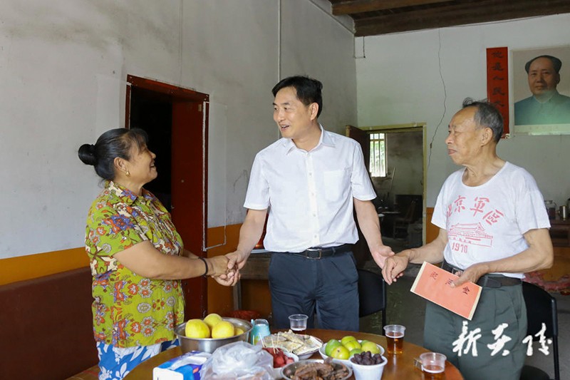 尹朝晖走访慰问退役军人1