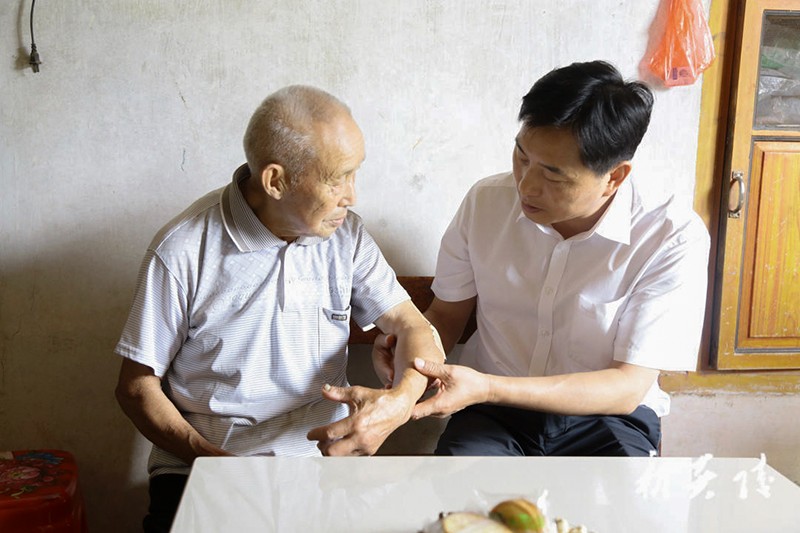 尹朝晖走访慰问退役军人2