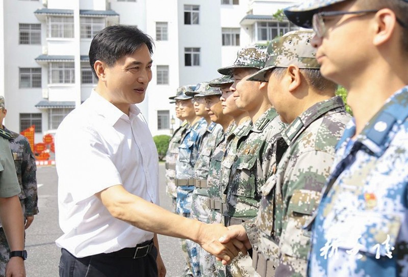 县领导看望慰问驻炎部队官兵和消防救援人员2