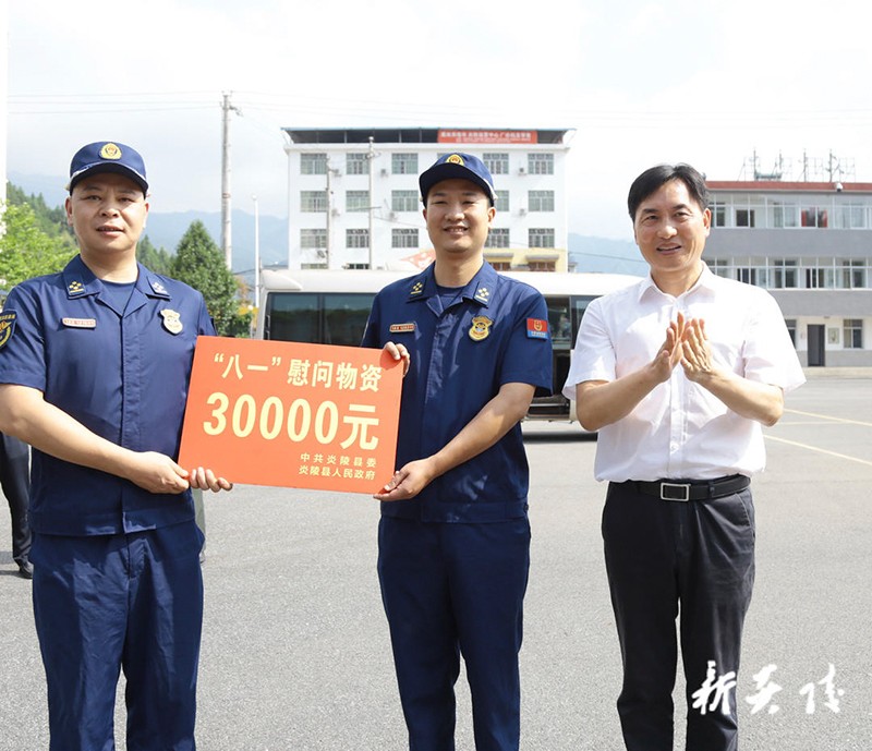 县领导看望慰问驻炎部队官兵和消防救援人员3