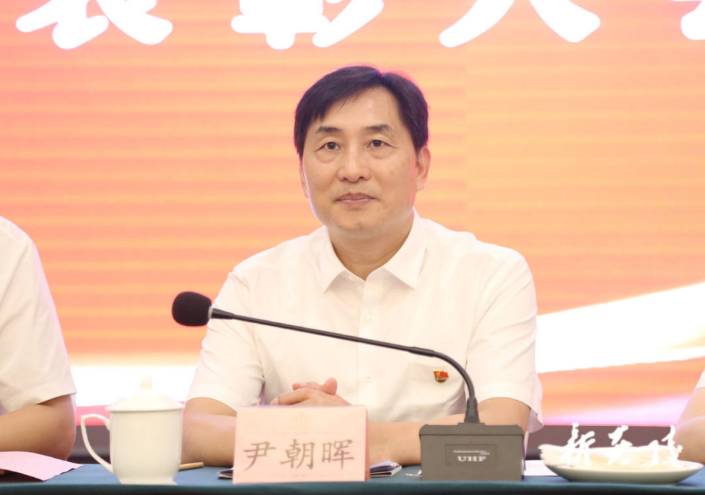 ▲县委书记尹朝晖出席会议并讲话