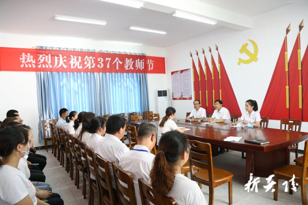 尹朝晖走访慰问教育工作者