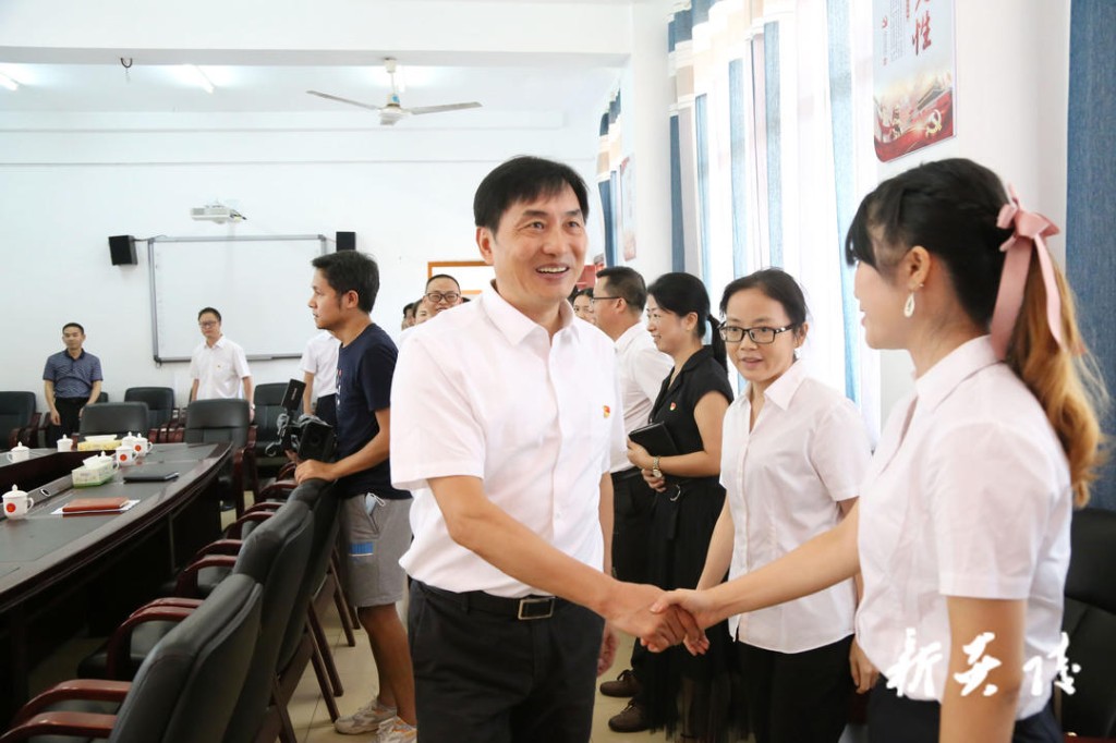 尹朝晖走访慰问教育工作者1