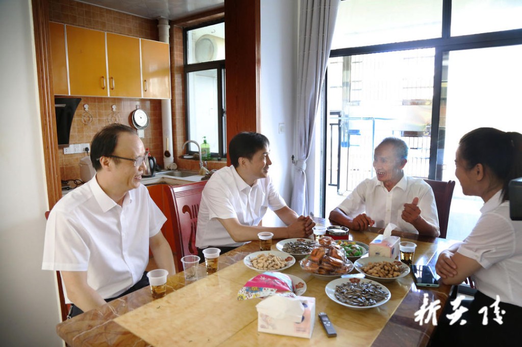 尹朝晖走访慰问教育工作者3