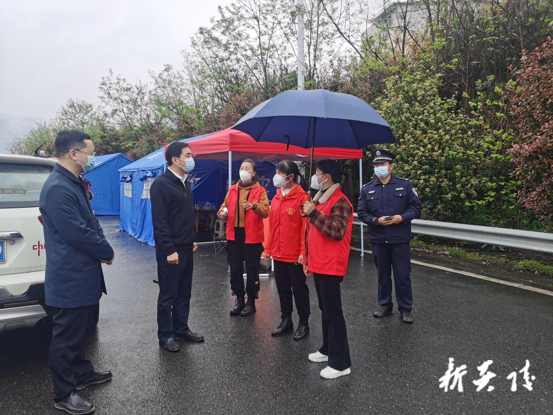 县委书记尹朝晖、县长夏胜利赴高速出口健康服务站督导工作