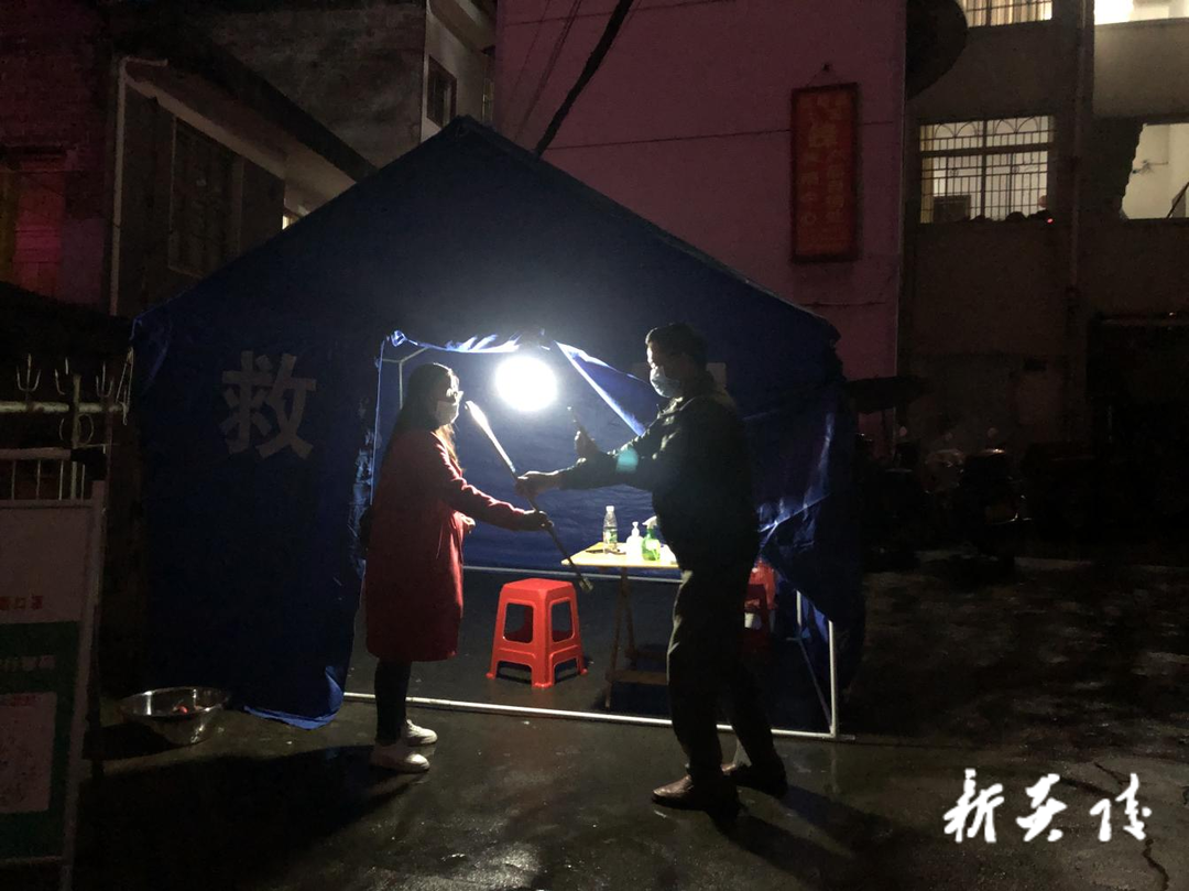 坚守在小区执勤点上24小时轮班值守的机关党员干部