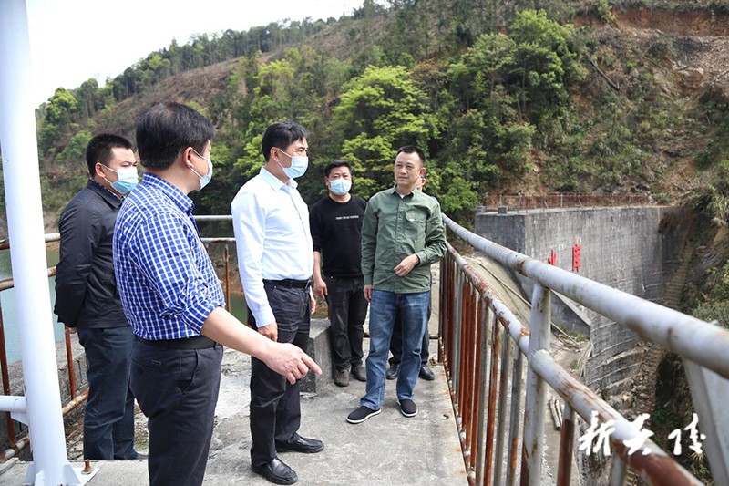 尹朝晖在鹿原督查防汛1