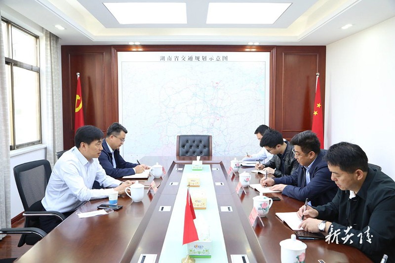 尹朝晖到金融机构和市直部门商洽相关工作2