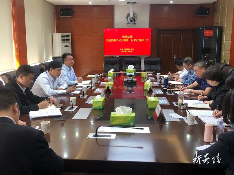 尹朝晖到金融机构和市直部门商洽相关工作