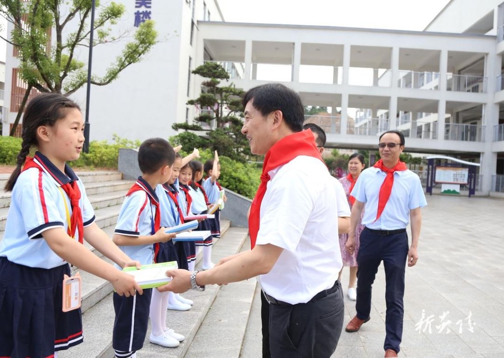 尹朝晖在芙蓉学校与少年儿童共庆