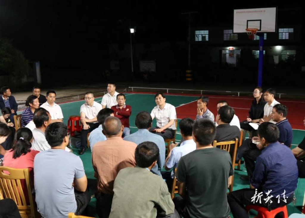 尹朝晖在十都镇青石岗村主持召开1