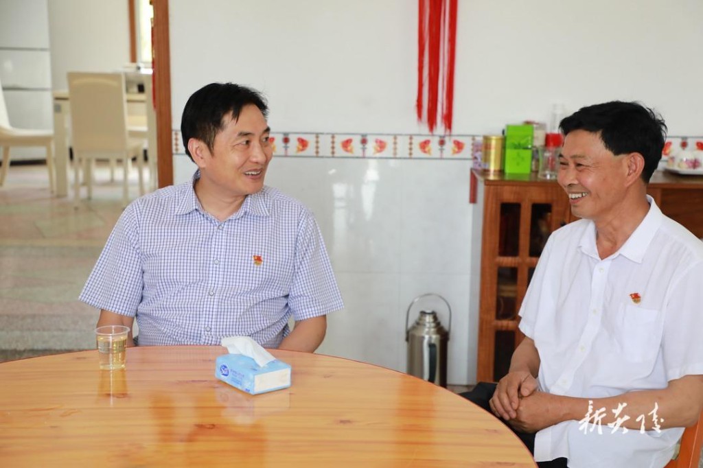 尹朝晖看望慰问老党员1