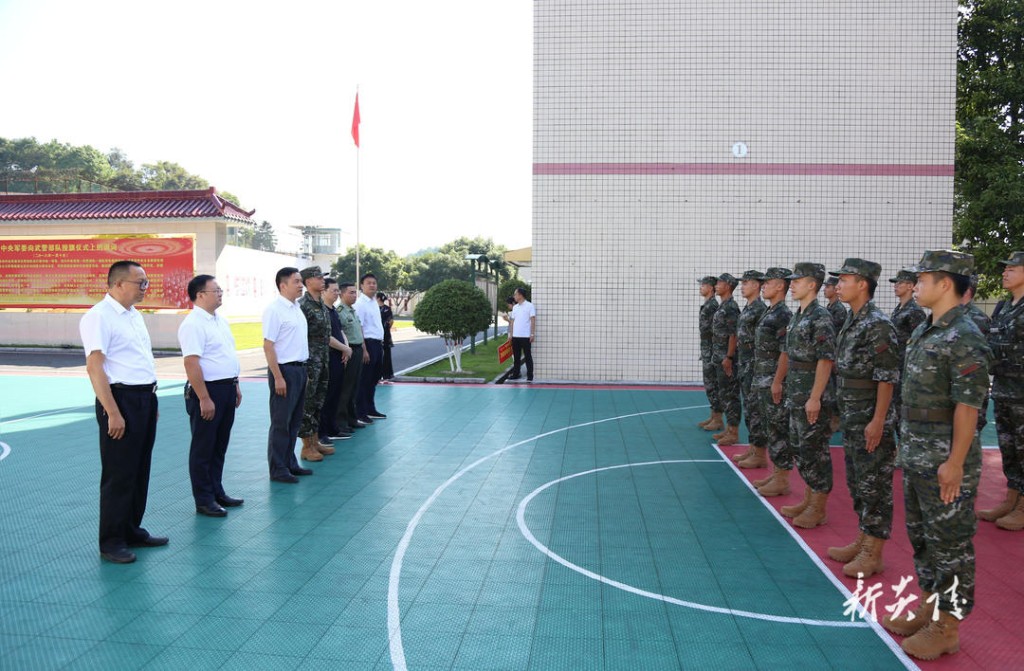 尹朝晖夏胜利等看望慰问驻炎部队官兵和消防救援指战员1