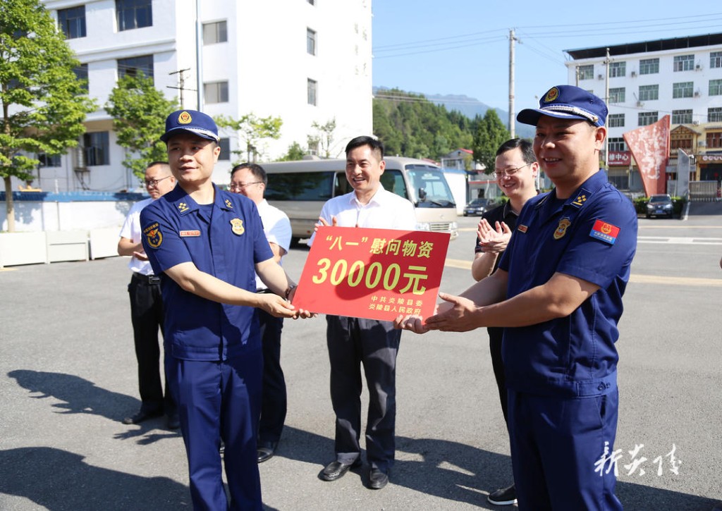 尹朝晖夏胜利等看望慰问驻炎部队官兵和消防救援指战员2