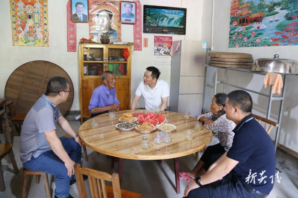 尹朝晖走访慰问退役军人