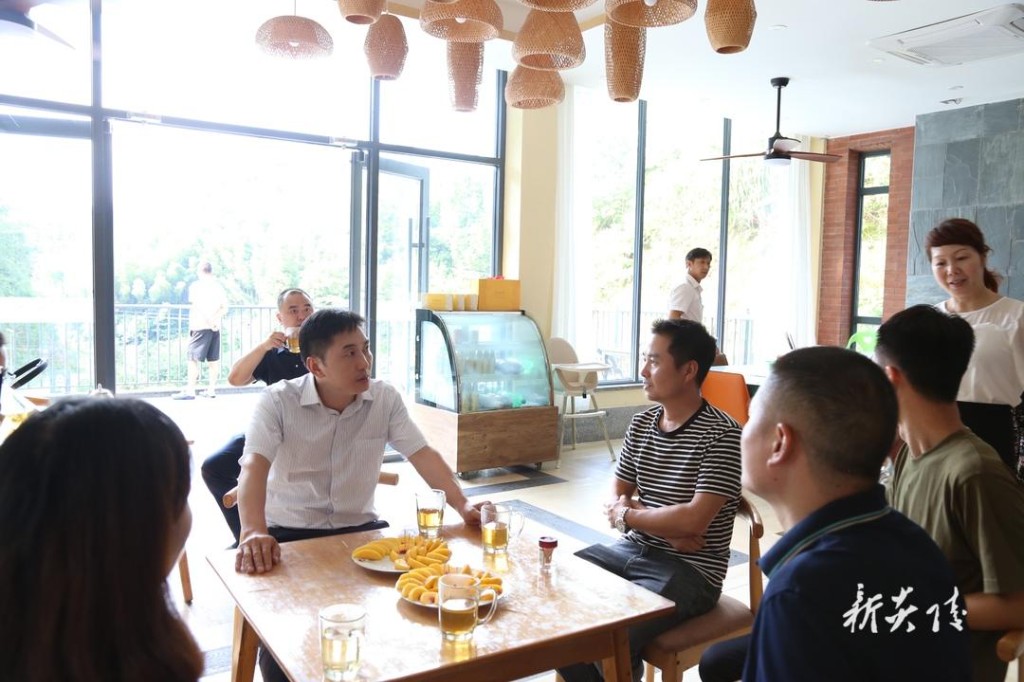 尹朝晖在十都镇调研黄桃2