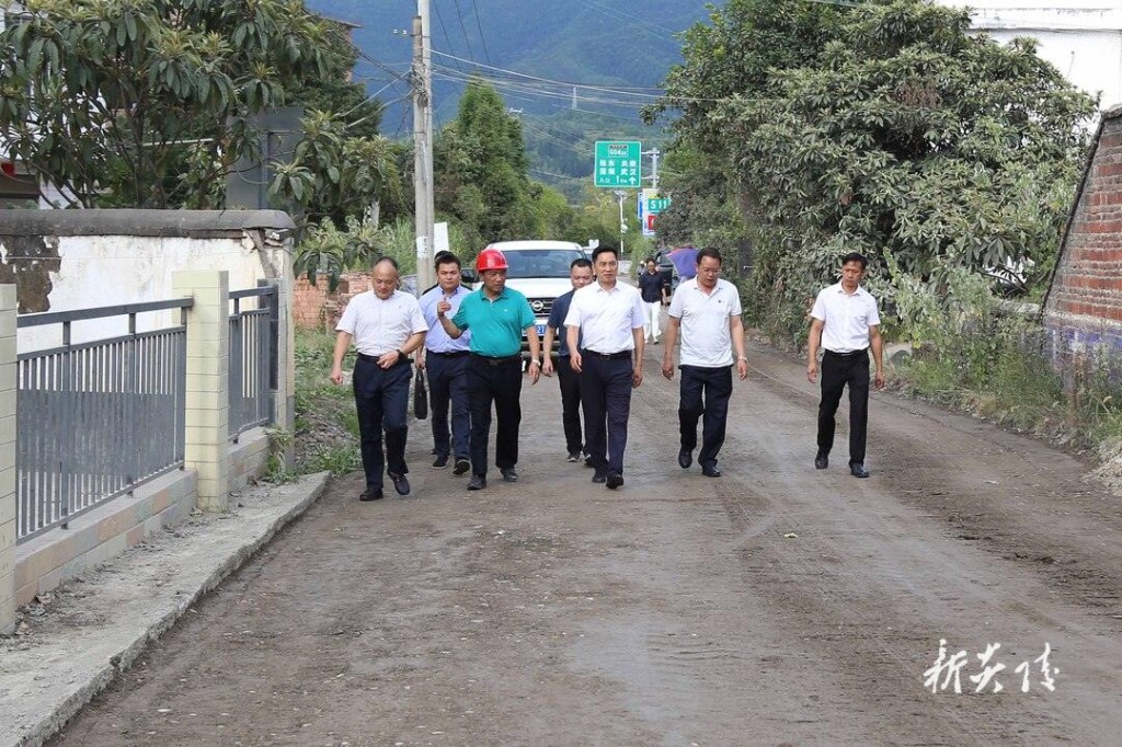 尹朝晖督导调研S205鹿原至船形路面1