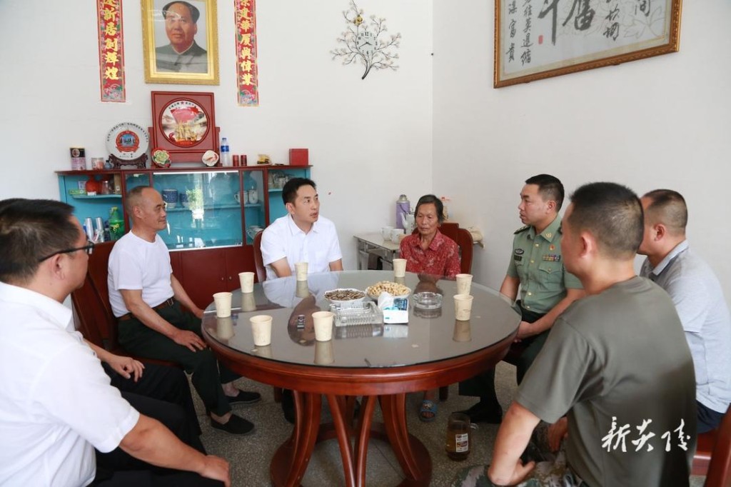 尹朝晖等县领导走访慰问烈士遗属
