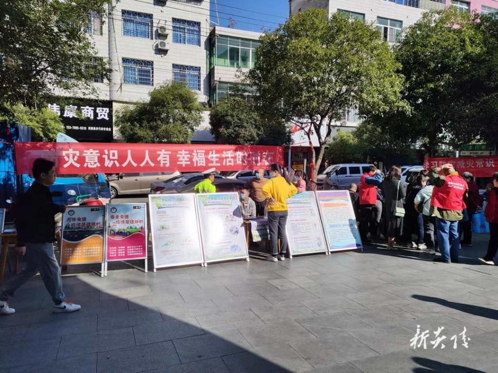 县红十字会开展“国际减灾日”宣传活动