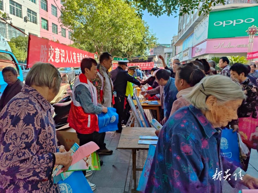 县红十字会开展“国际减灾日”宣传活动1