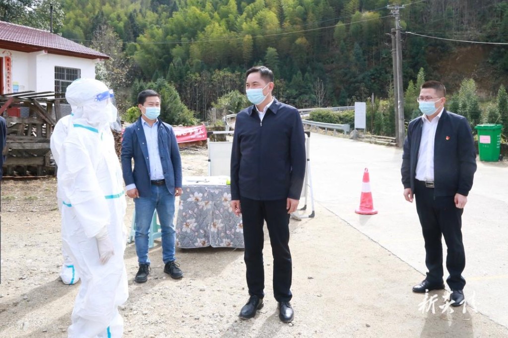 尹朝晖在下村乡调研疫情防控和中药材产业发展工作