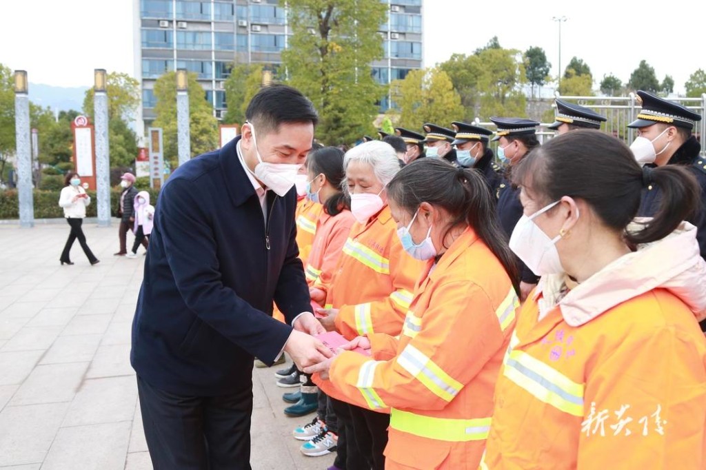 尹朝晖夏胜利等县领导看望慰问驻炎部队官兵、消防救援人员及民生保障部门职工q