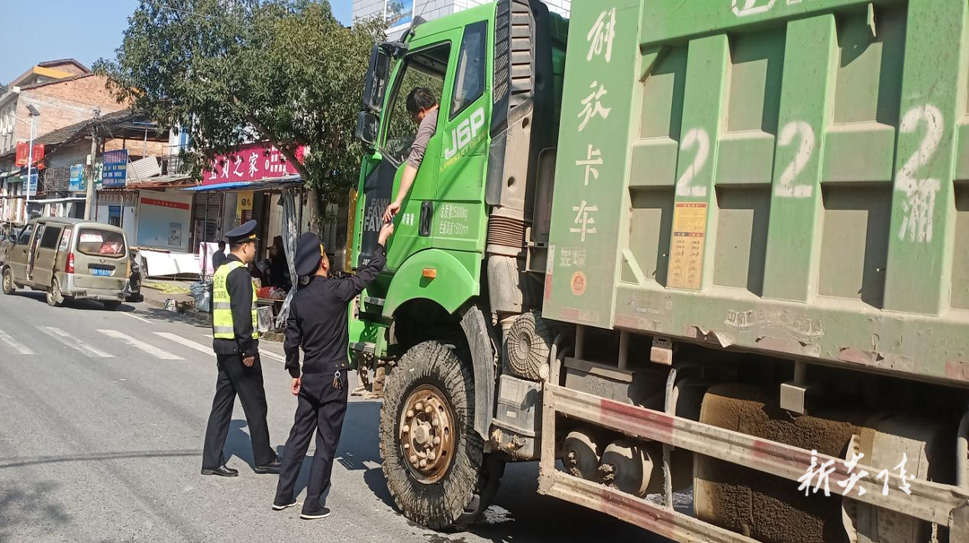 炎陵县启动“春季行动”路警联合执法开展治超专项整治行动