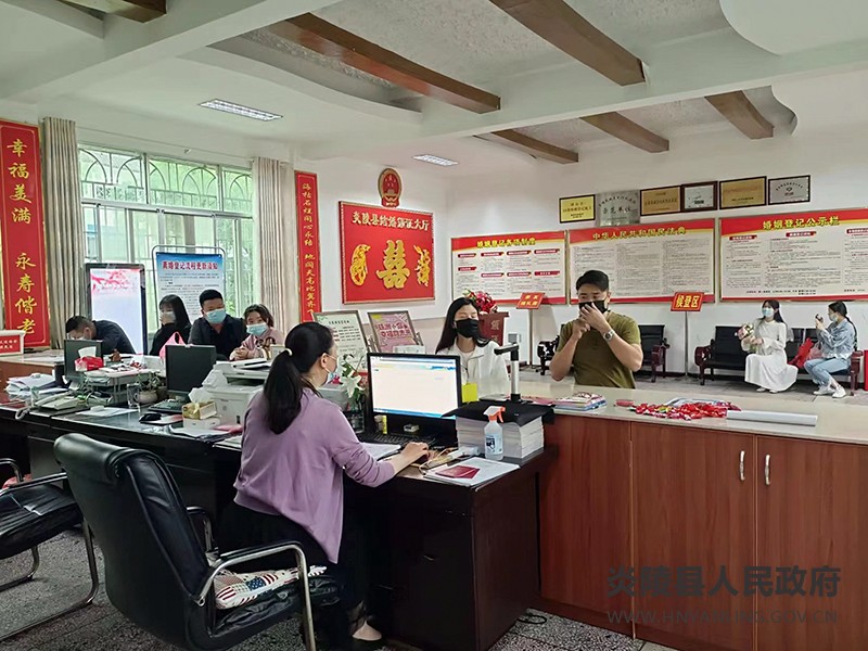 为民服务 为爱助力 “520”加班为群众办理婚姻登记
