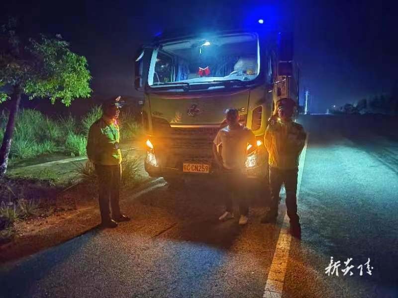 开展治理车辆超限超载“零点行动”