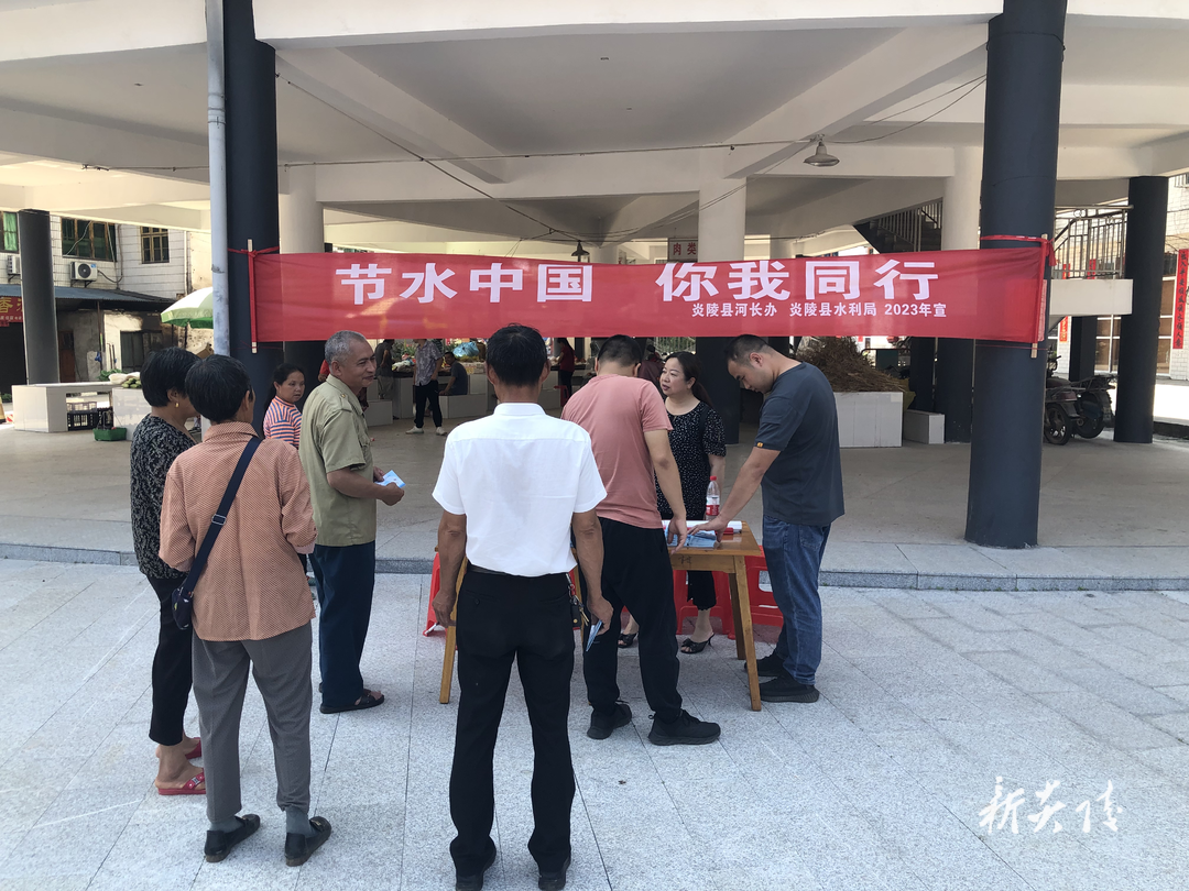 县水利局开展农村法治宣传教育月活动