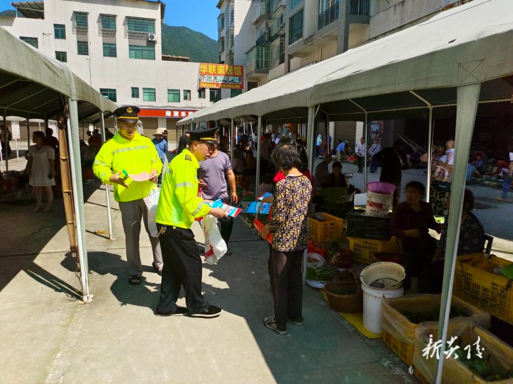 开展“路政宣传月”活动