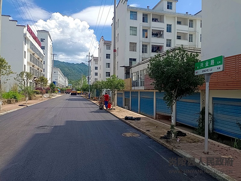 县城管局:铺设沥青路面 升级致富幸福路