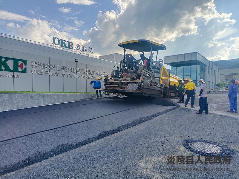 县城管局:铺设沥青路面 升级致富幸福路1