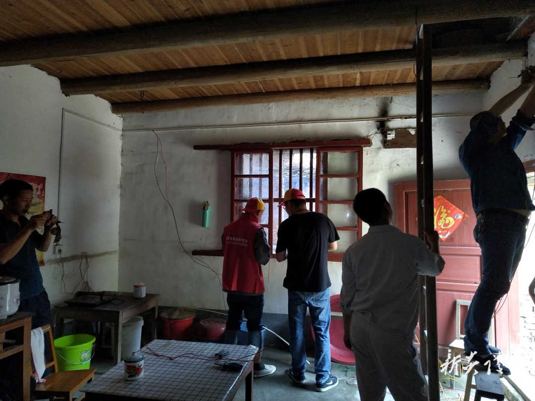 爱心“电”亮民心 帮扶传递温情