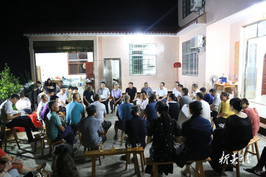 尹朝晖在沔渡镇大江村参加“酃峰夜话”屋场会