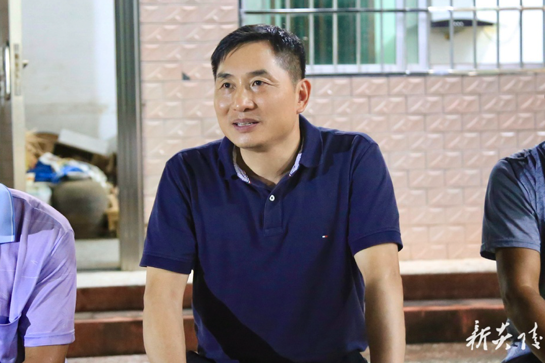 尹朝晖在沔渡镇大江村参加“酃峰夜话”屋场会1