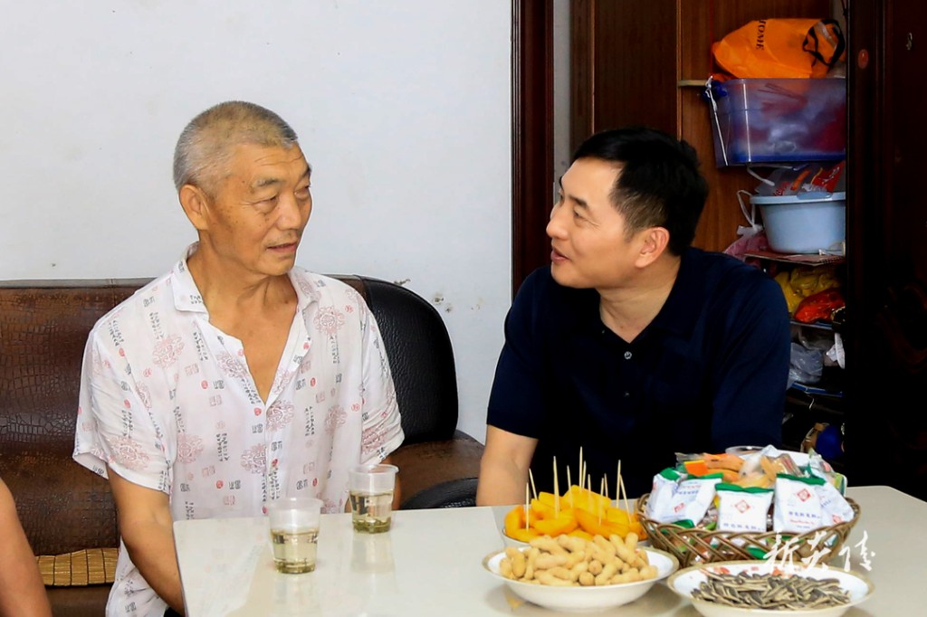 尹朝晖走访慰问退役军人