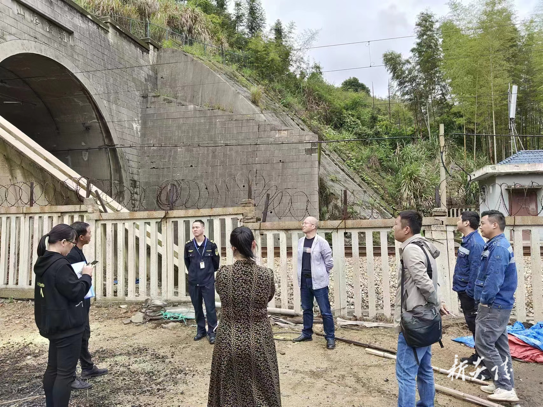 县交通运输局:整治铁路沿线环境 共筑干净整洁安全长廊