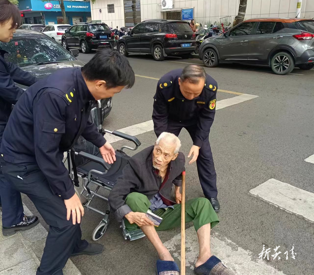 县城管局:九旬老人摔倒 城管暖心相扶
