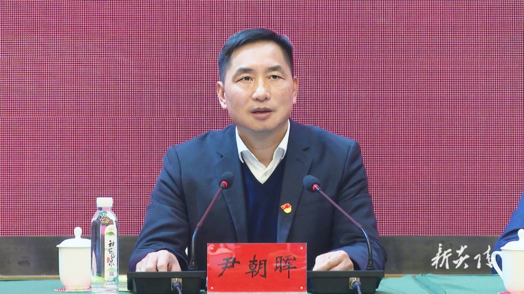 县委十三届六次全体(扩大)会议暨县委经济工作会议召开1