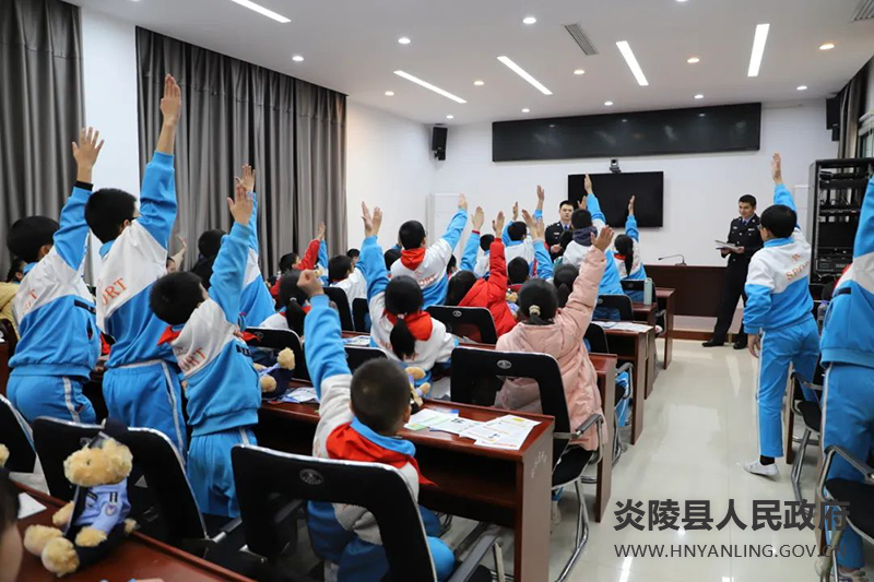 县公安局举行系列活动庆祝第四个中国人民警察节4