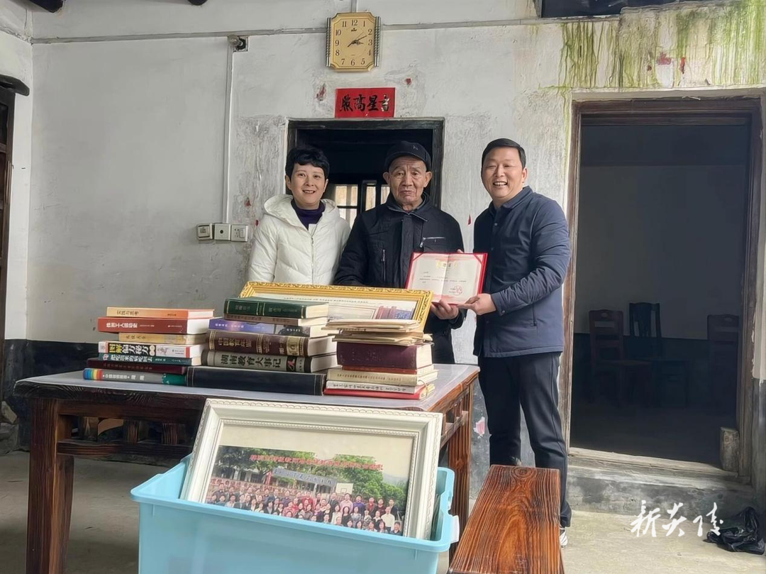 全国劳模马安健向炎陵县档案馆捐赠个人档案资料