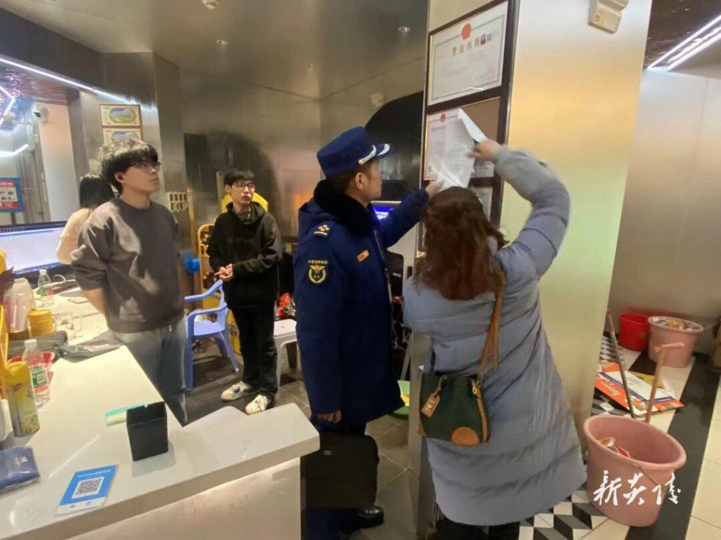 县消防救援大队深入辖区人员密集场所开展夜间防消宣工作