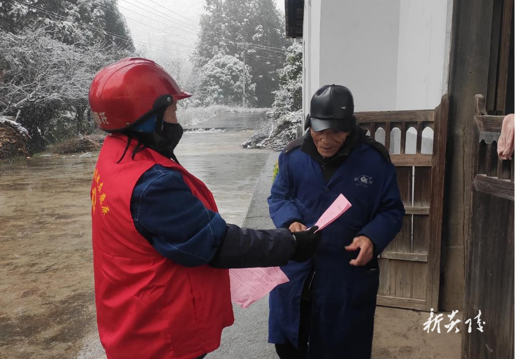 鹿原镇:“敲门行动”拧紧“安全阀”情暖冬日慰问聚民心