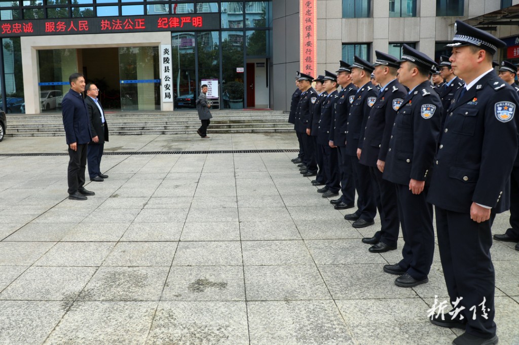 尹朝晖慰问驻炎部队官兵和公安干警