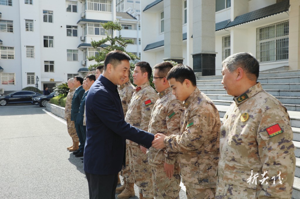 尹朝晖慰问驻炎部队官兵和公安干警1