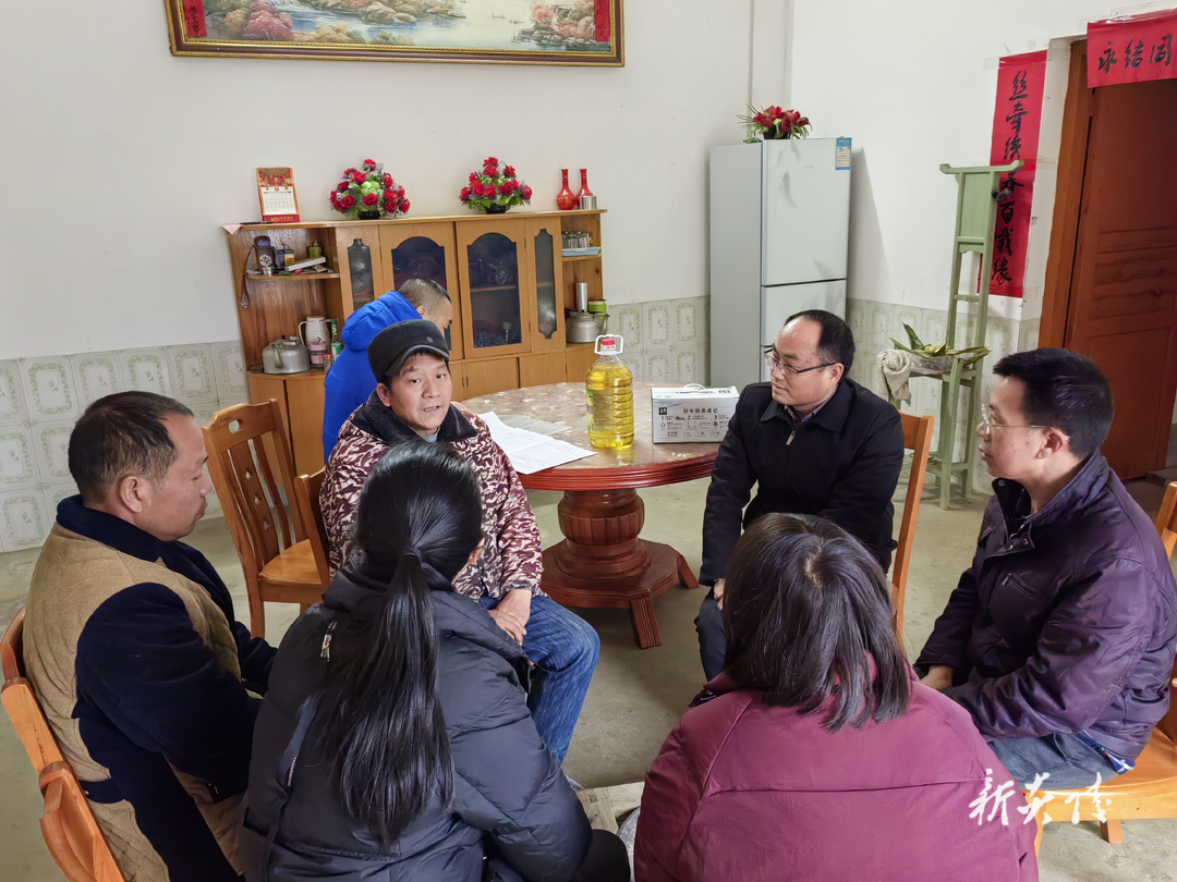 县医保局开展走访慰问困难群众活动