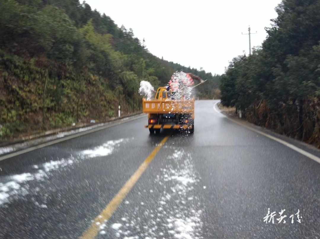 县交通事务中心:冰雪奋战 守护元宵灯火阑珊