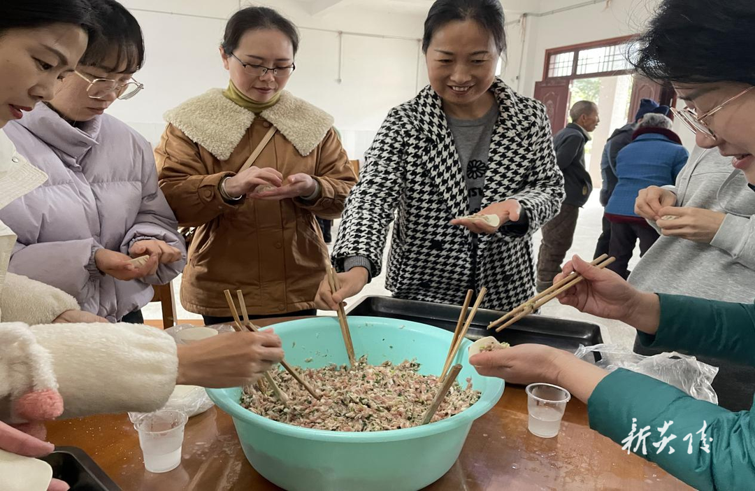 县民政局开展“学雷锋”志愿服务活动